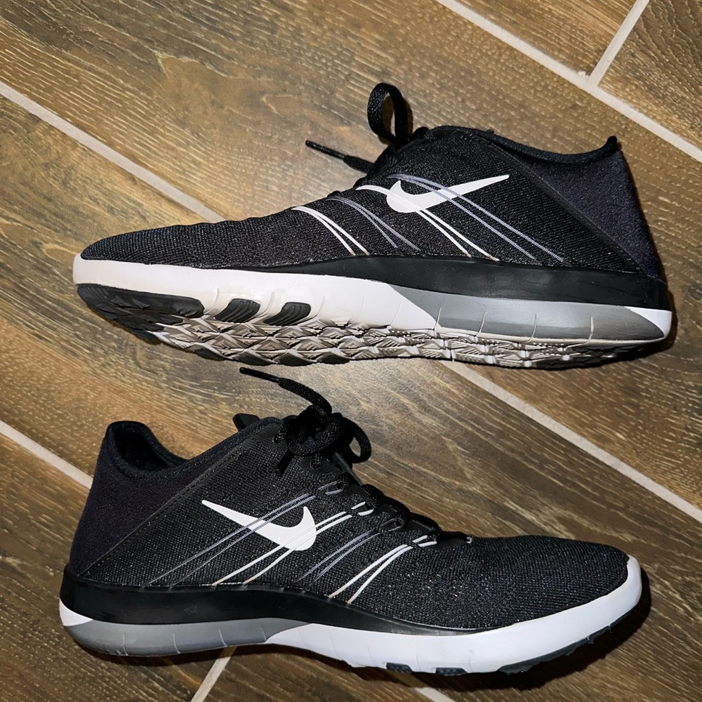 Women’s Nike Black Sneakers - Picture 3 of 7